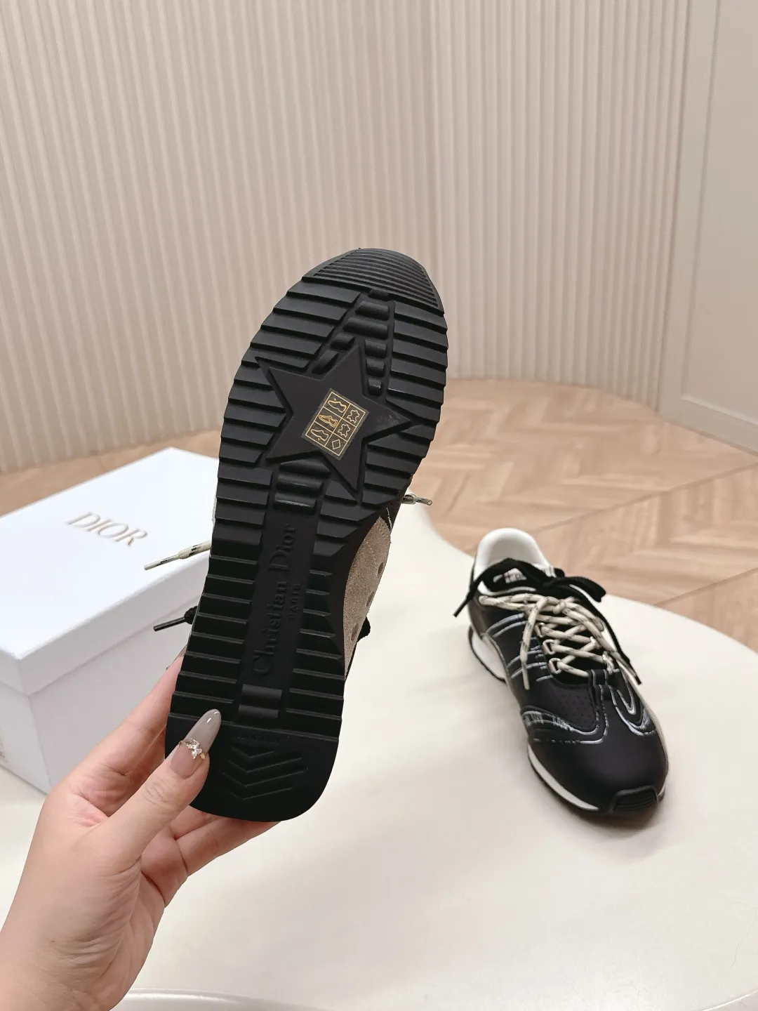 👟👟Ex-factory price 660👟👟 Dior sketch Dior spring and summer catwalk style graffiti sketch moral training shoes Forrest shoes. Original development. The most photographed item in the 25ss spring and summer show. This pair of shoes has changed the single design style of Forrest shoes in the previous impression. It retains the original shape. The details are very in line with the current fashion trend, but it also incorporates the manager's new understanding and retro feelings for Forrest shoes. The overall feeling is brand new. The material is a bit matte leather, full of retro style. It looks very high-end. The feeling on the foot is very convex. The upper foot is really good-looking and versatile. It can be worn with any style of clothes, pants and skirts. It looks good on anyone. Original combination outsole Size: 35-45